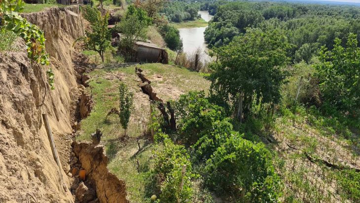 Mai mulți locuitori ai satului Văleni se plâng că ar putea rămâne fără case din cauza alunecărilor de teren și acuză CFM că fenomenul natural a fost cauzat de circulația trenurilor
