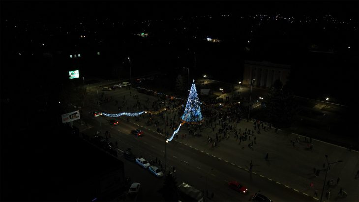 VIDEO cu drona// Vezi cum arată bradul de Crăciun al municipiului Cahul