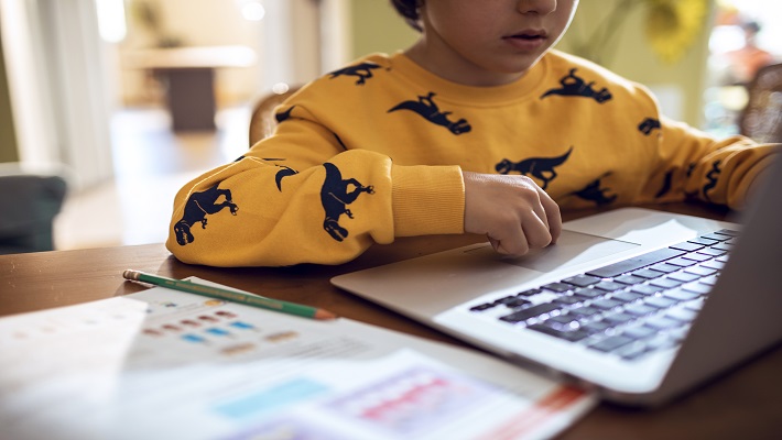 Siguranța online – cum controlezi ce face copilul tău pe Internet?