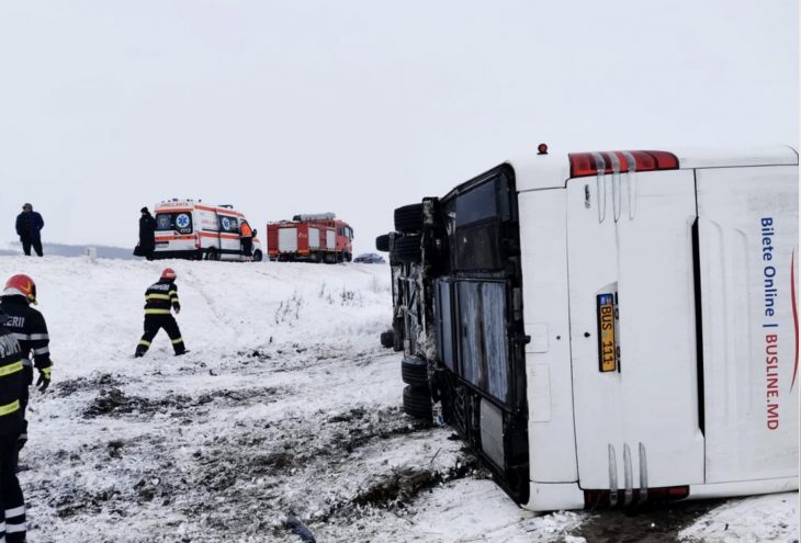 Un autocar din Moldova s-a răsturnat pe o șosea din Galați