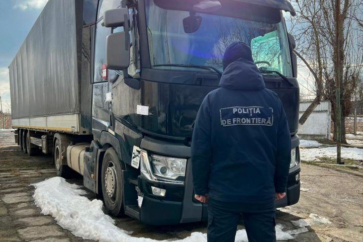 Doi bărbați din Vulcănești au introdus prin contrabandă în țară un camion cu remorcă