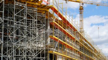 Numărul autorizațiilor în construcții a scăzut cu peste 17 % în 2022