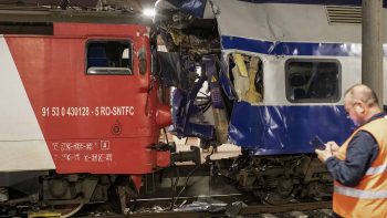 O locomotivă a lovit un tren cu călători, în Gara Galați. Un mort și 3 răniți /VIDEO