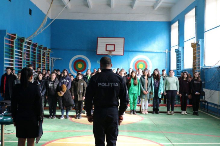 Polițiștii din Cahul au petrecut lecții de educația patriotică pentru elevi