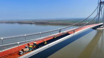 Podul peste Dunăre de la Brăila: A fost turnat primul strat de asfalt /VIDEO