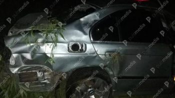Accident grav la Comrat. Un șofer a murit, după ce a a zburat cu BMW-ul de pe traseu și s-a răsturnat de mai multe ori