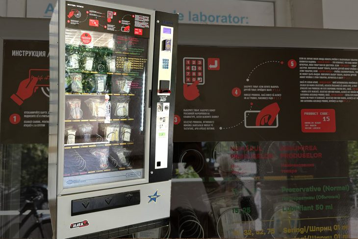 FOTO// Seringi, contraceptive și lubrifianți gratis, la automat, pentru prevenirea infecției HIV în raionul Cahul