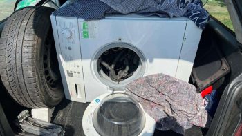 Motor auto camuflat într-o mașină de spălat, depistat de vameși la Giurgiulești
