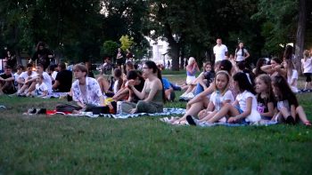 Sute de tineri din Cahul vizionează vara filme în aer liber datorită Programului Bugetare Participativă //VIDEO