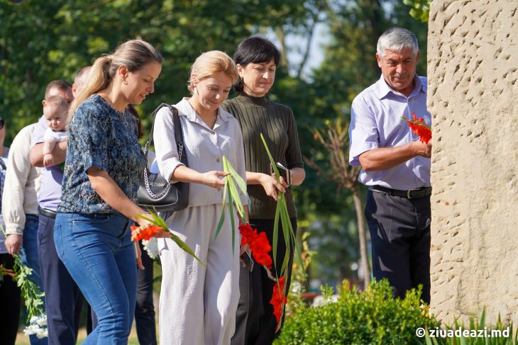 Foto// Ziua Limbii Române la Cahul: Depuneri de flori la busturile lui Grigore Vieru și Mihai Eminescu