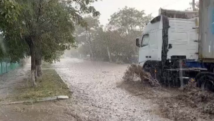 Ploaia a făcut prăpăd la Chircani, raionul Cahul. Grindină și traseul național blocat
