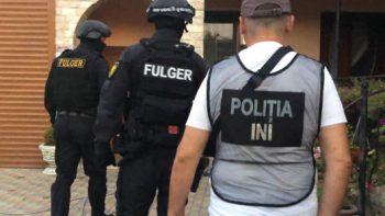 VIDEO// Percheziții la Cahul, Cantemir și Chișinău – arme și muniții deținute ilegal depistate de polițiști