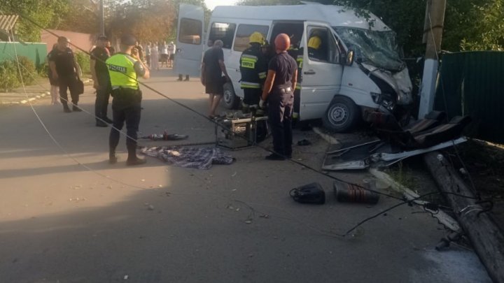 UPDATE: Accident grav: Un microbuz implicat într-un accident rutier la Larga Nouă /FOTO