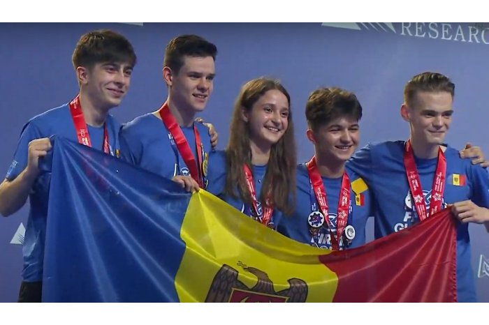 Echipa națională de robotică a câștigat două medalii la competiția FIRST Global Challenge din Singapore