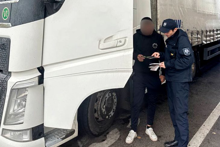 Doi moldoveni, prinși la PTF Cahul cu acte false. Unul din ei afirmă că achitat 350 de euro pentru el