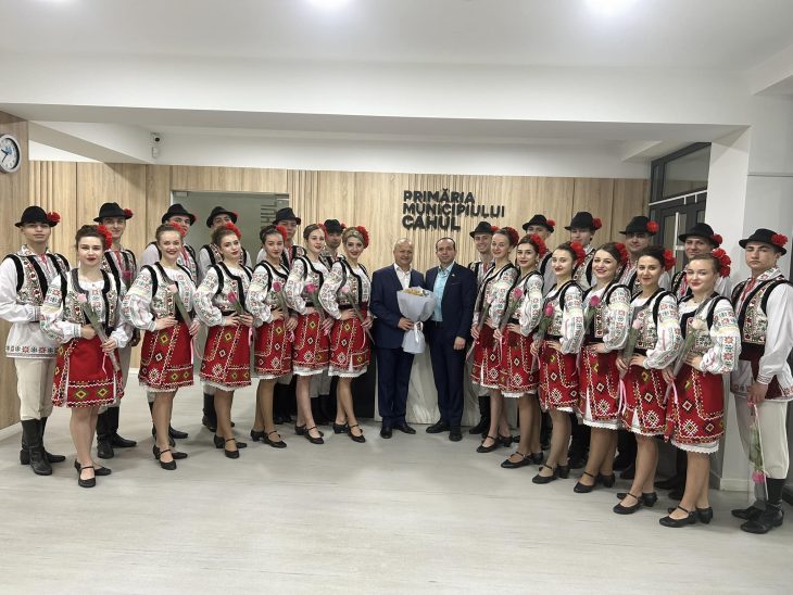Nicolae Dandiș s-a întâlnit cu talentații dansatori de la  Ansamblul „Izvorașul”