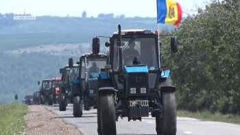 Agricultorii anunță că pornesc în marș cu tractoarele spre vama Oancea /VIDEO