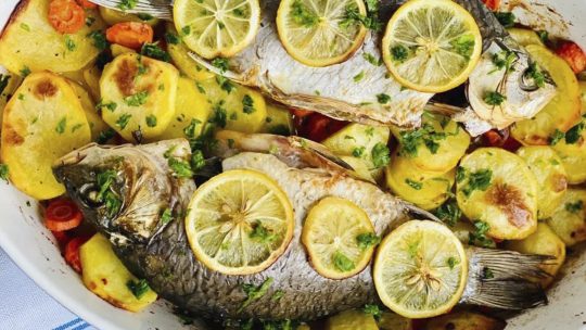 Pește la cuptor cu legume și sos de lămâie