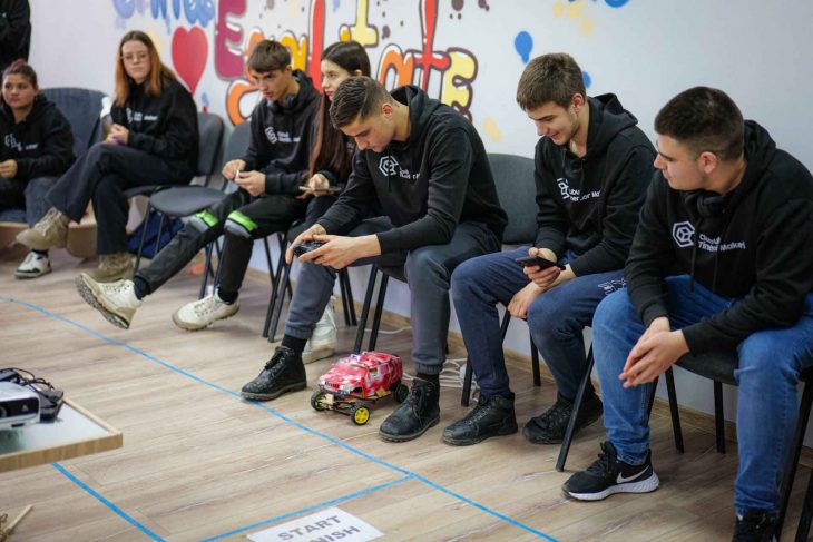Tinerii din Cahul au construit mașini cu control radio și s-au întrecut la Clubul Tinerilor Makeri