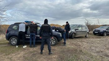 Doi bărbați și o femeie – reținuți, după ce au primit peste 3.500 USD pentru transportarea ilegală a unui bărbat din Ucraina în Moldova /VIDEO