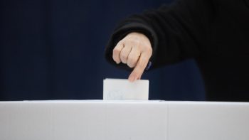 Moldovenii din SUA și Canada vor putea vota prin corespondență. Proiectul votat în prima lectură