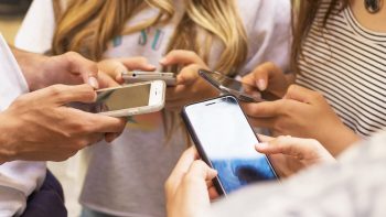 Telefoanele mobile ar putea fi interzise la școală. Ministerul Educației urmează să examineze o astfel de inițiativă
