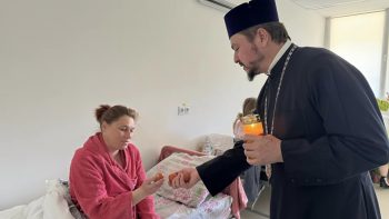 Pacienții Spitalului din Cahul au primit Lumina Sfântă de la Episcopul Veniamin