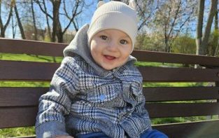 Donează pentru viața lui Dragoș. Bebeluș de un an din Cahul luptă împotriva cancerului la ochi