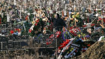 Agenția de Mediu îndeamnă să mergem cu flori vii în locul coroanelor de plastic la cimitire