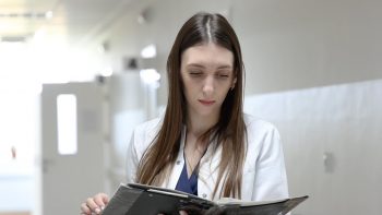 O tânără ucraineană își continuă cariera în medicină după ce și-a găsit refugiul în Cahul