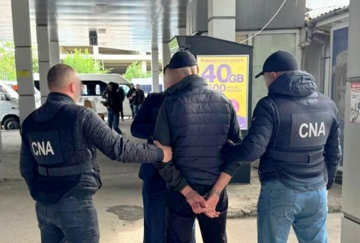 Un bărbat din Hîncești a fost reținut în flagrant de ofițerii CNA, fiind bănuit de pretinderea a 2400 de euro pentru perfectarea a două permise de conducere | VIDEO