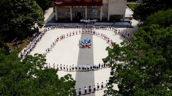 Flashmob Hora Unirii la Zîrnești /VIDEO