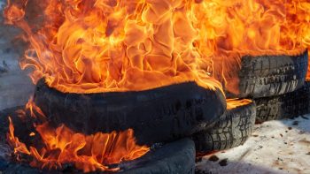 Amenzi pentru arderea anvelopelor de Paște: Atenționare din partea autorităților