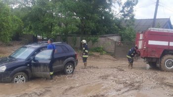 Satul Văleni inundat după ploile torențiale. A fost nevoie de intervenția salvatorilor | VIDEO