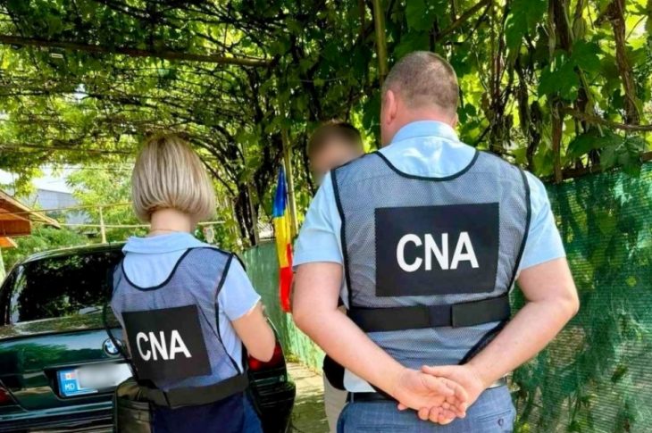 CNA a reținut 4 persoane într-un dosar de trafic de influență la eliberarea permiselor de conducere