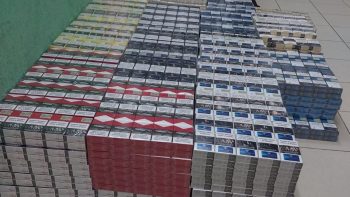Un șofer cu dublă cetățenie a fost prins cu circa 3 000 pachete de țigări de contrabandă ascunse printre bagaje