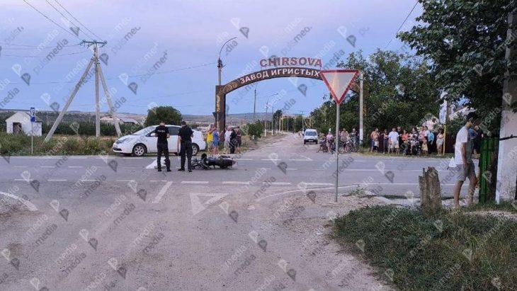 Viteza face victime, la Chirsova. Un adolescent a murit, după ce s-a izbit cu motocicleta într-un camion