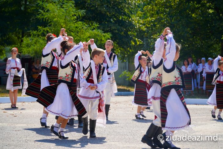 Satul Bucuria va găzdui festivalul-concurs regional al cântecului și dansului popular ,,La vatra horelor bucuriene”. Vezi când va avea loc