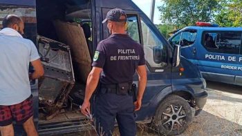 Fier uzat colectat și transportat ilegal în zona de frontieră Leova: două persoane reținute