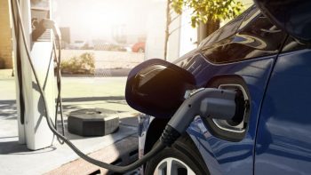 Vehiculele electrice vor fi mai ieftine de produs decât cele cu motoare termice până în 2027