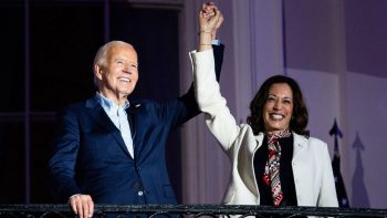 Joe Biden a cedat ștafeta Kamalei Harris sub ropotele de aplauze la Convenția de la Chicago