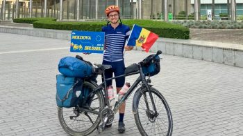 Un tânăr Ambasador European a mers de la Chișinău la Bruxelles pe bicicletă