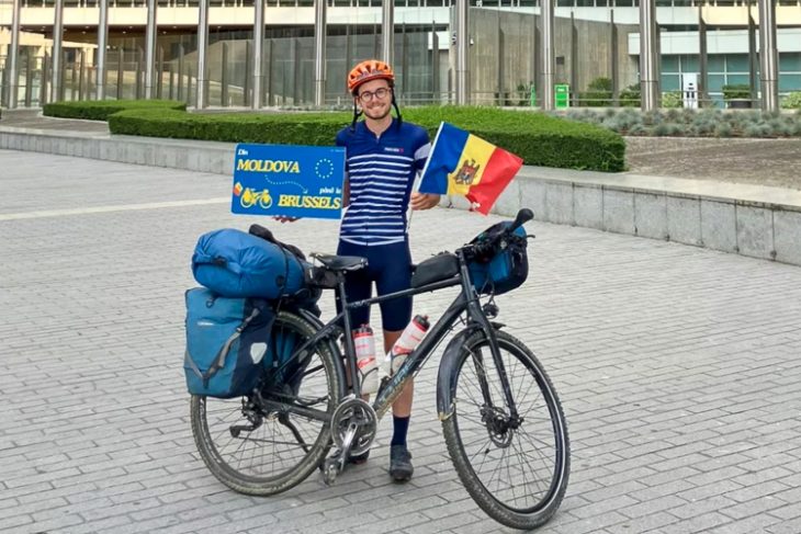 Un tânăr Ambasador European a mers de la Chișinău la Bruxelles pe bicicletă