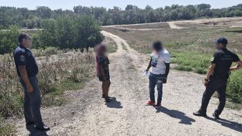 Doi tineri camerunezi, descoperiți în timp ce încercau să treacă ilegal frontiera