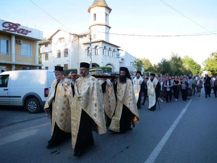 Moaștele Sf. Dionisie și ale Sf. Nectarie, purtate în procesiune la Cahul: Sute de persoane prezente la pelerinaj