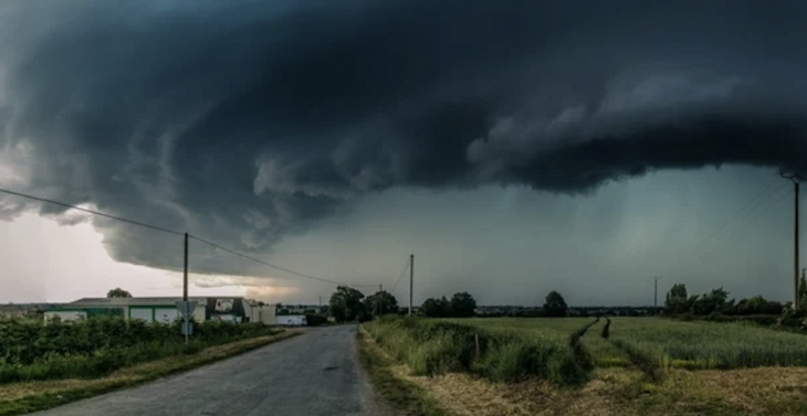 Avertizare de instabilitate atmosferică. Ploi și rafale puternice așteptate în această seară