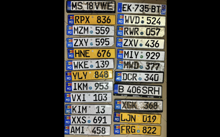 Anunț important pentru șoferi: Plăcuțe de înmatriculare pierdute în timpul ploilor, disponibile pentru recuperare