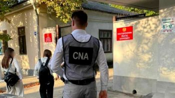 Percheziții la Centrul Militar Teritorial al UTA Găgăuzia: Trei persoane au fost reținute de CNA în dosare de trafic de influență și corupere pasivă