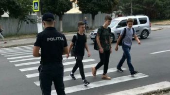 Polițiștii, alături de elevi la început de an școlar