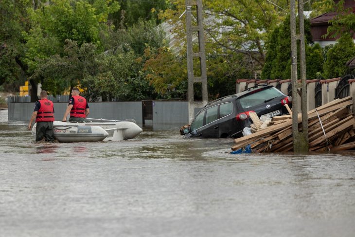 Cod roșu de inundații în județele Galați și Vaslui. Localnici evacuați și mai multe școli închise pentru ziua de luni